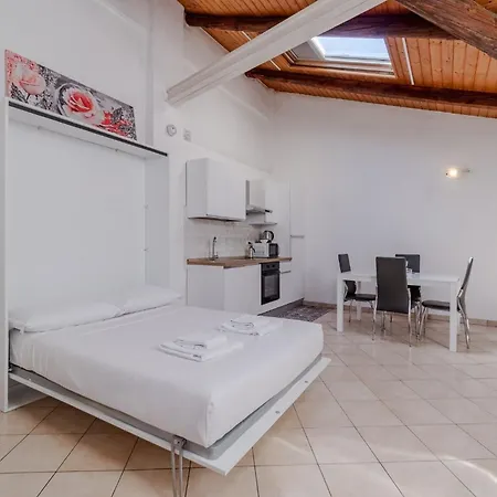 Guesthost - Near Campus Einaudi