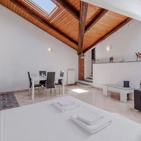 Guesthost - Near Campus Einaudi *